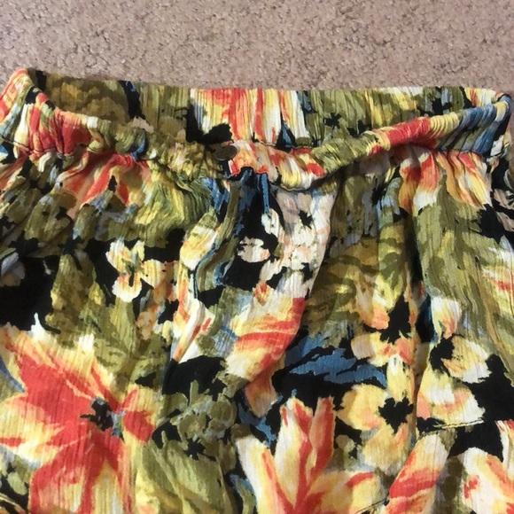 Billabong Ruffle Shorts - Picture 3 of 3